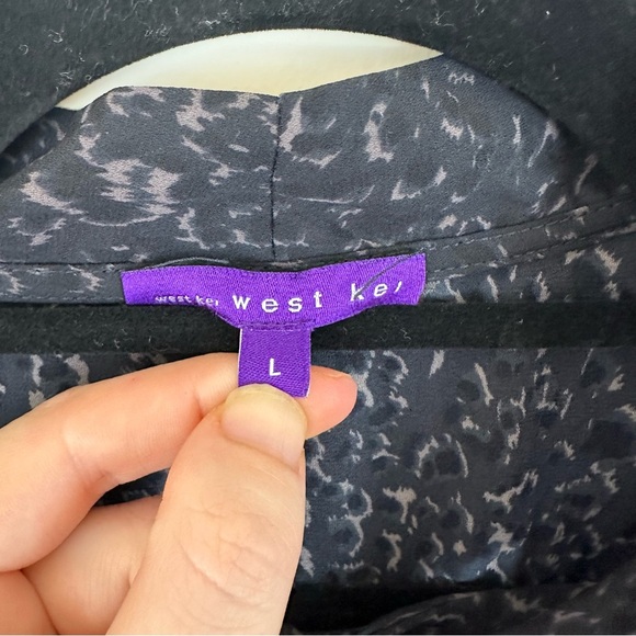 West Kei | Black Animal Print Buttoned Blouse with Tie Neck Size Large - Picture 6 of 8